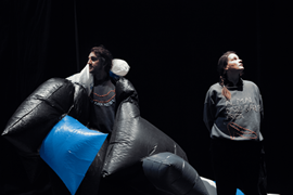 Objetos extraños hablando cosas sin sentido