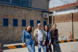 AI! LA MISÈRIA ENS FARÀ FELIÇOS