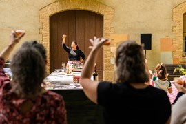 Man mano, il tempo scorre