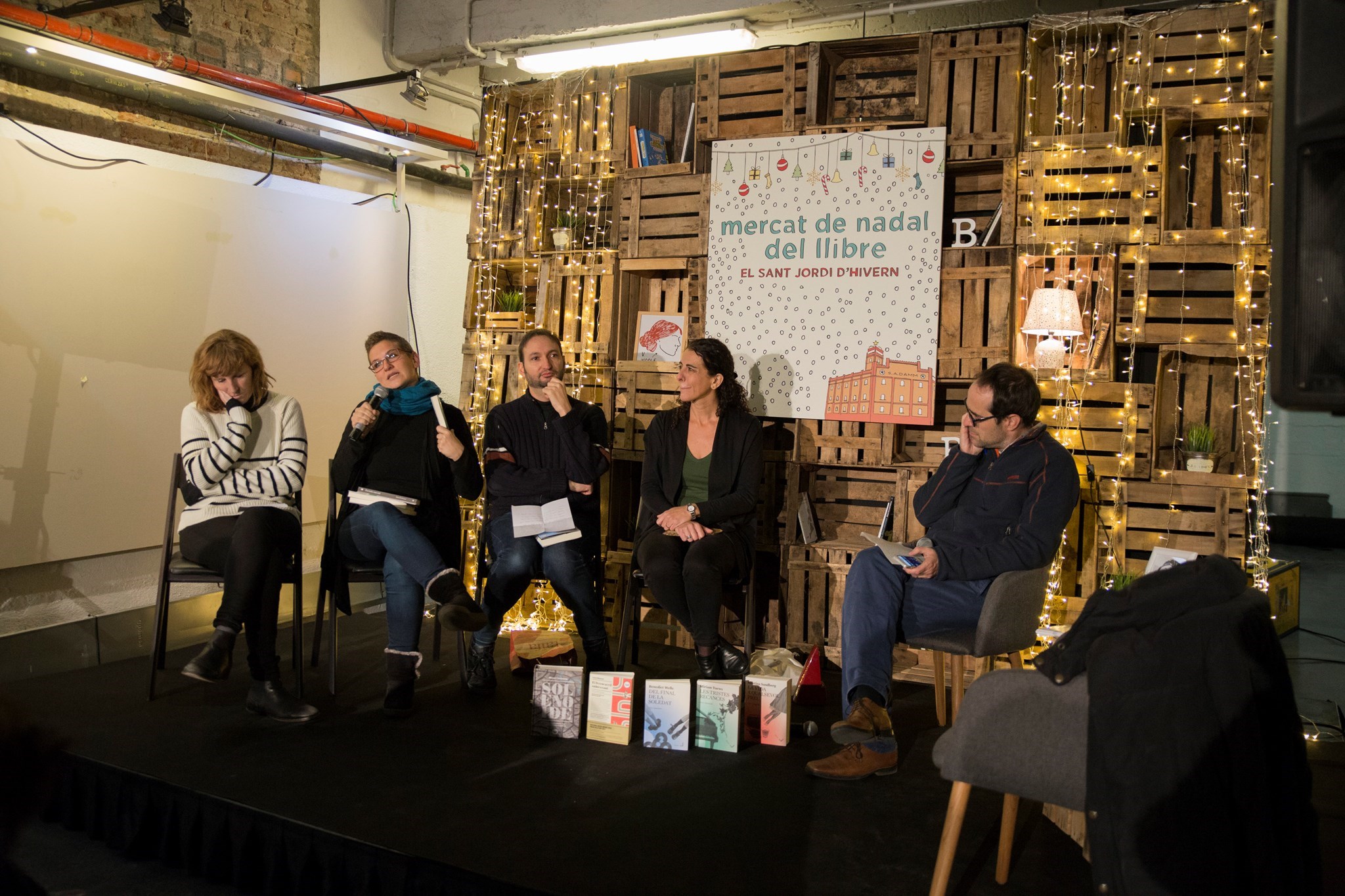  Eugènia Broggi, Laura Huerga, Aniol Rafel, Maria Sempere, amb Bernat Puigtobella al combat d'editorials