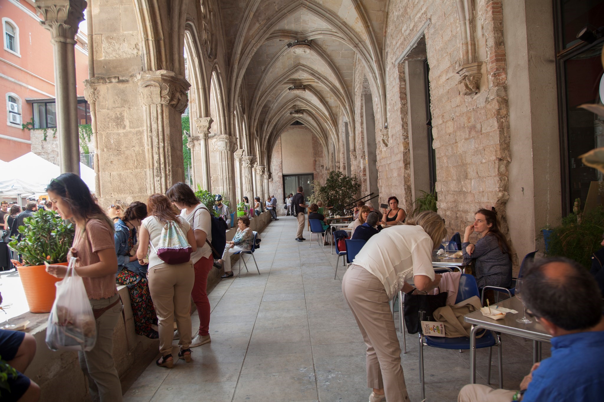 Claustre del Convent de Sant Agustí - Passeig entre vins i formatges Claustre del Convent de Sant Agustí - Passeig entre vins i formatges