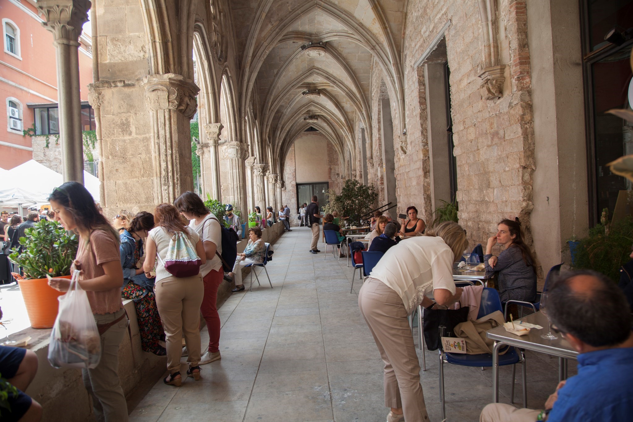  Claustre del Convent de Sant Agustí - Passeig entre vins i formatges