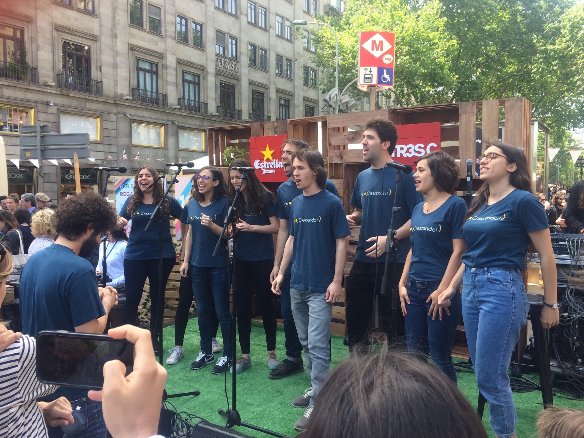 Actuacions musicals a l'escenari Estrella Damm per Sant Jordi Actuacions musicals a l'escenari Estrella Damm per Sant Jordi