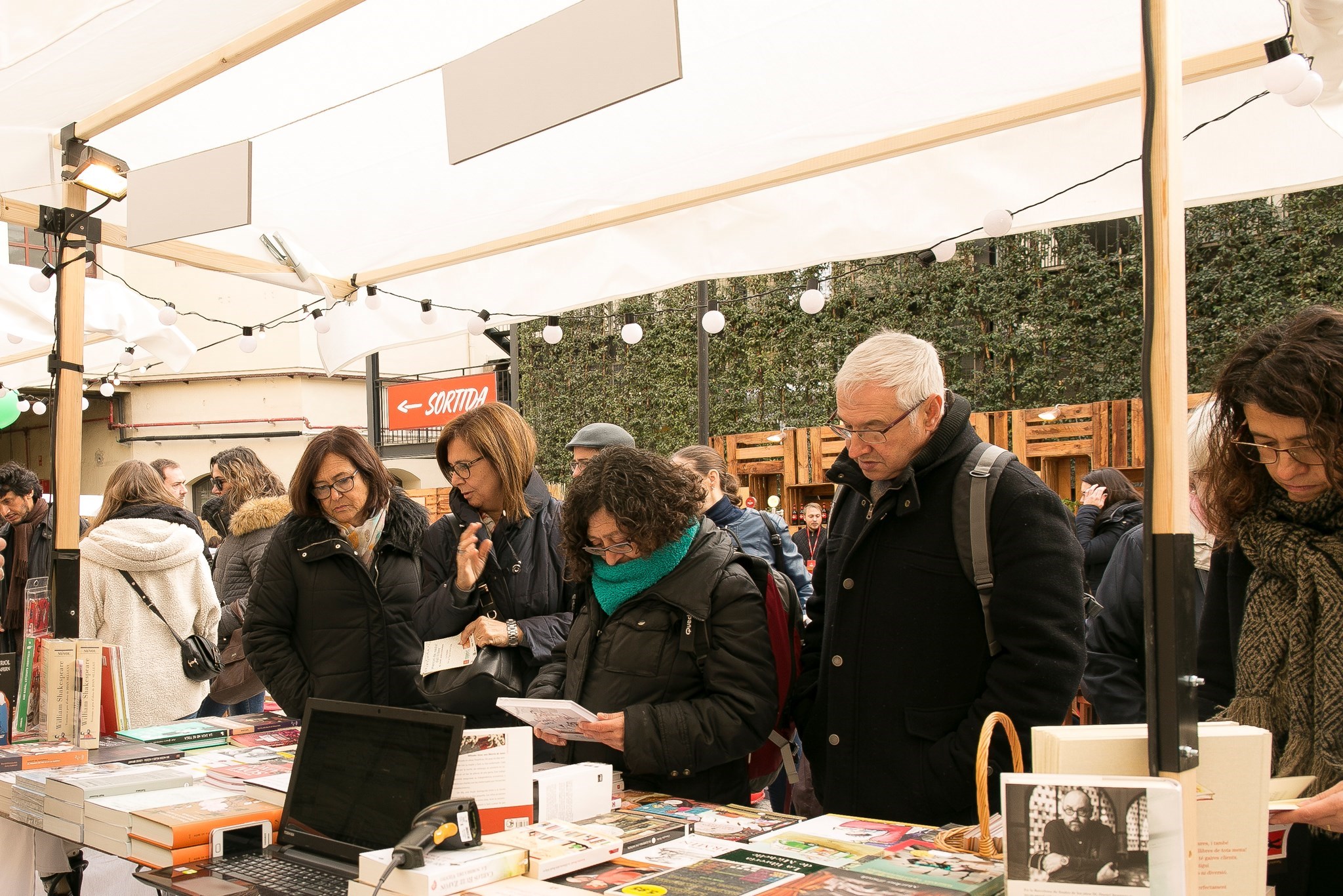  Venta de llibres a les paradetes