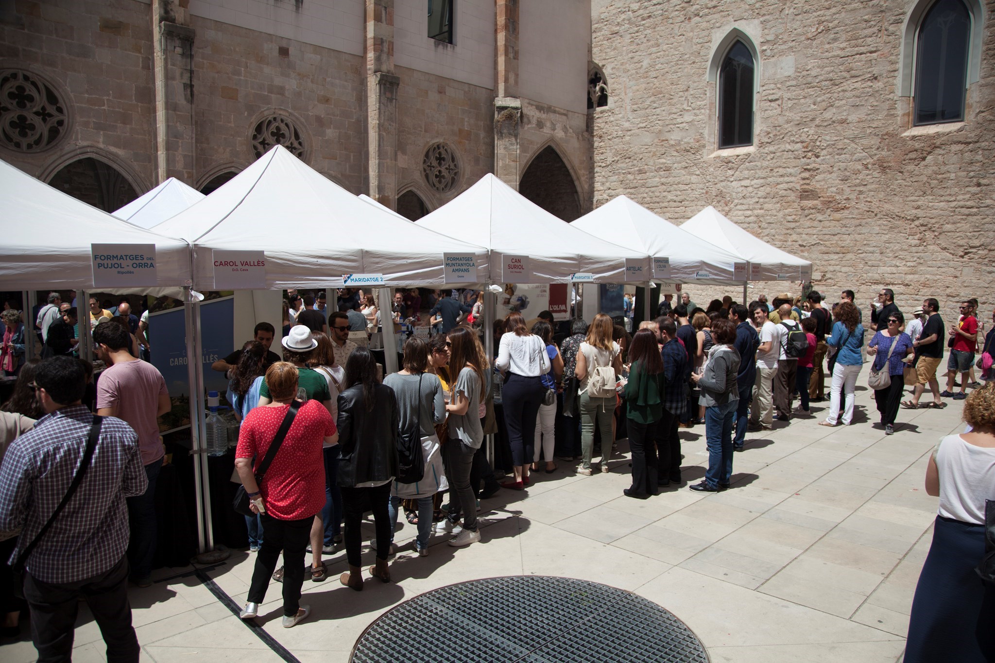 Passeig entre vins i formatges al Convent de Sant Agustí Passeig entre vins i formatges al Convent de Sant Agustí