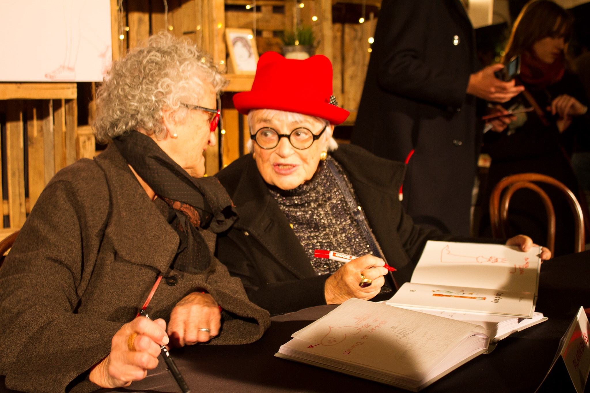  Roser Capdevila i Pilarín Bayés signant llibres