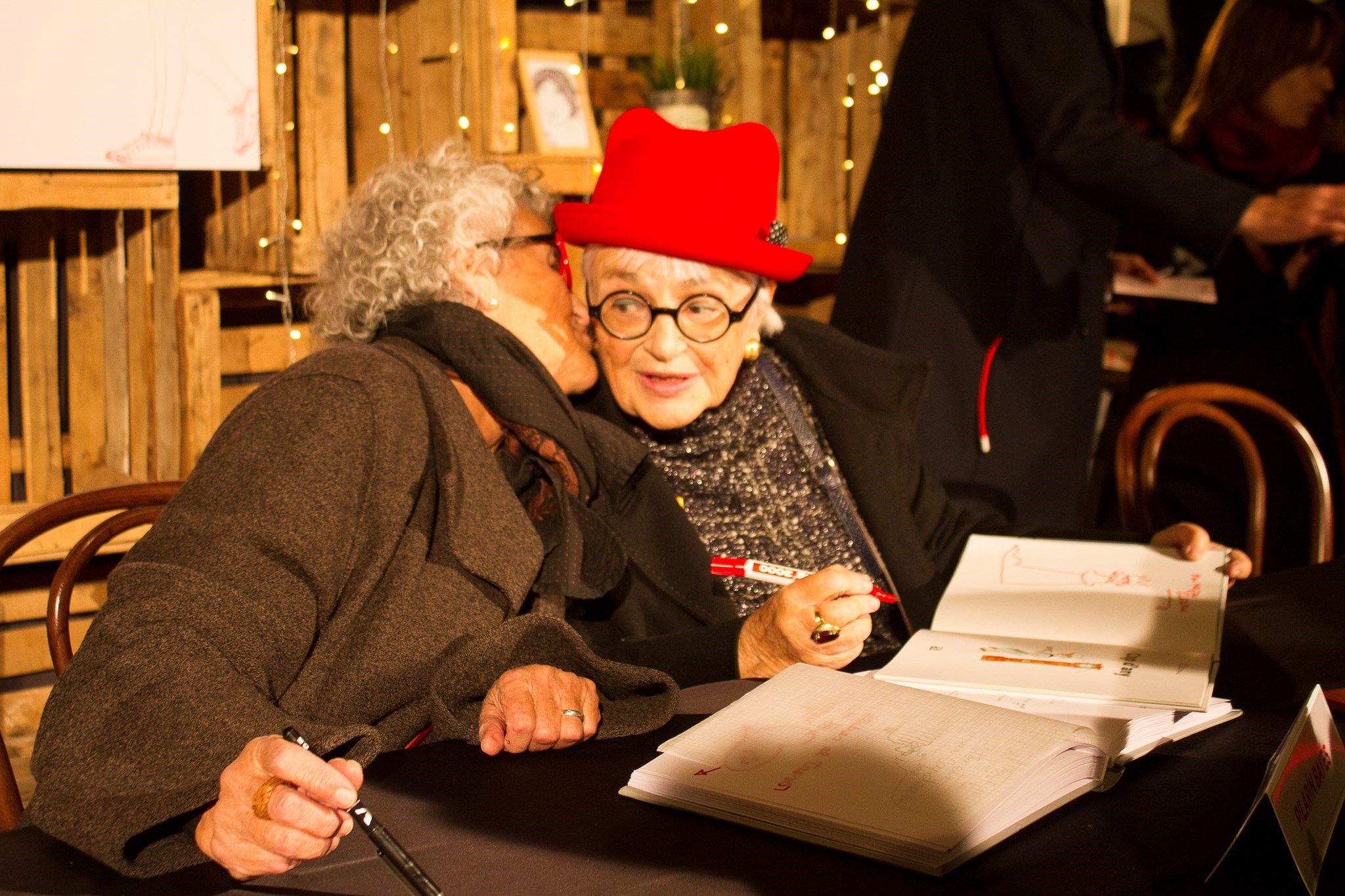  Roser Capdevila i Pilarín Bayés signant llibres