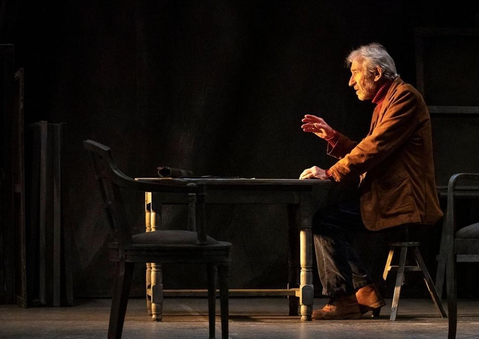 Señora de rojo sobre fondo gris - Teatre Romea