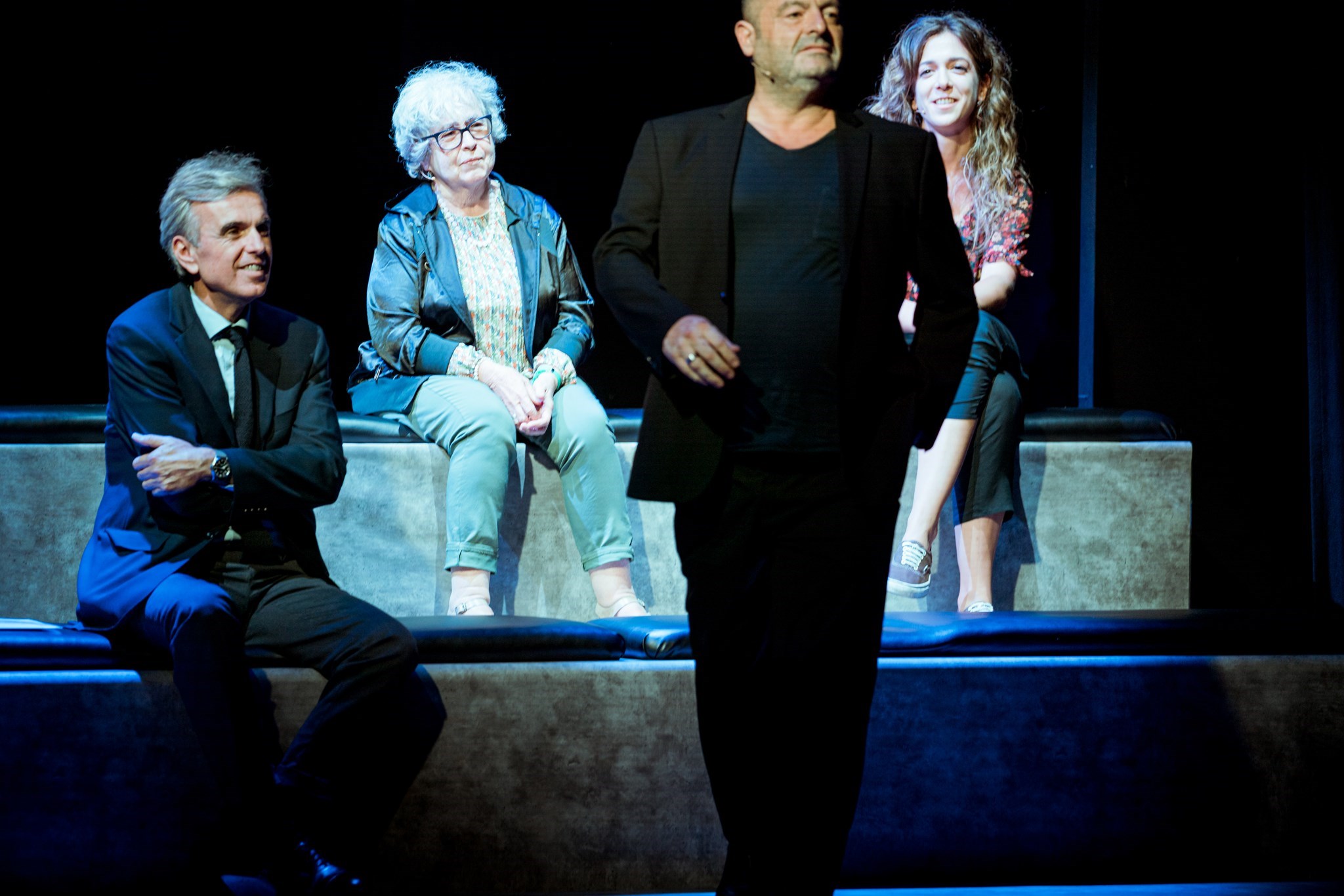 l'Antònia i la Marta, amb en Pepe Zapata, director del TRESC, durant l'acte de presentació d'Àfora